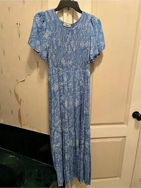 in bloom Floral Maxi Dress in Blue & White Size Small Like New
